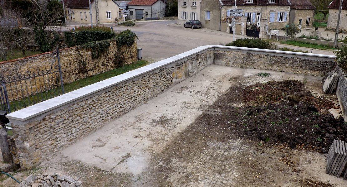 Réfection du couronnement d'un vieux mur de clôture